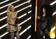 <p>Gwen Stefan y Cher/Getty Images </p>