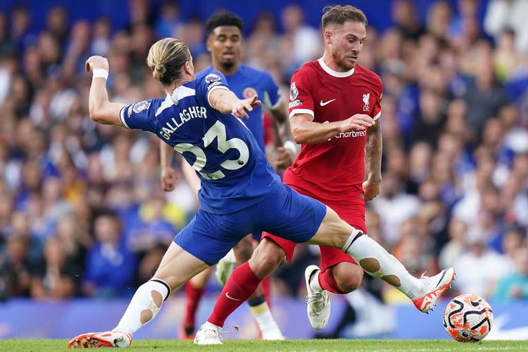 Alexis Mac Allister, volante de Liverpool, frente a Gallagher 