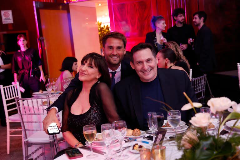 Las nuevas generaciones y los periodistas y locutores experimentados pasaron un gran momento juntos en la gala de Olga. En la foto, la Negra Vernaci posa divertida con Paulo Kablan y Luis Cella