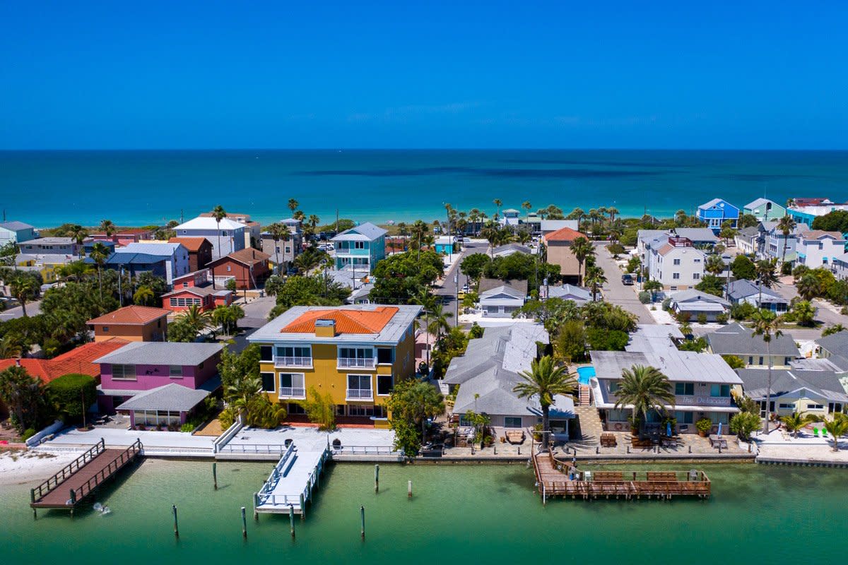 An aerial photograph of houses along the gulf coast of Florida. 