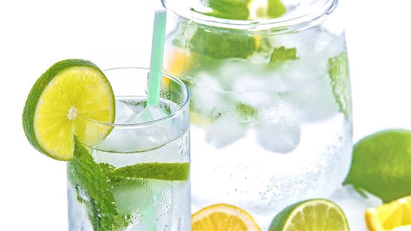 檸檬水好處多，可提高免疫力、養顏美容和助消化。（圖／翻攝自 Pixabay、高敏敏營養師 臉書）