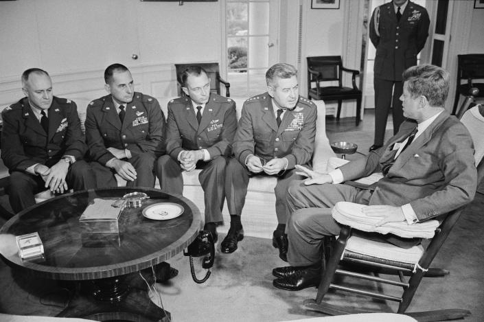 Kennedy (right) meets with and commends two Air Force pilots who had flown reconnaissance missions over Cuba and with the Pentagon officer in charge of evaluating their reports and photographs. From left: Col. Ralph D. Steakley, the evaluator; Lt. Col. Joe M. O’Grady, Amarillo, Texas; Maj. Richard S. Heyser, Apalachicola, Fla.; Gen. Curtis Lemay, Air Force chief of staff, who brought the officers to the White House. (Photo: Bettmann Archive via Getty Images)
