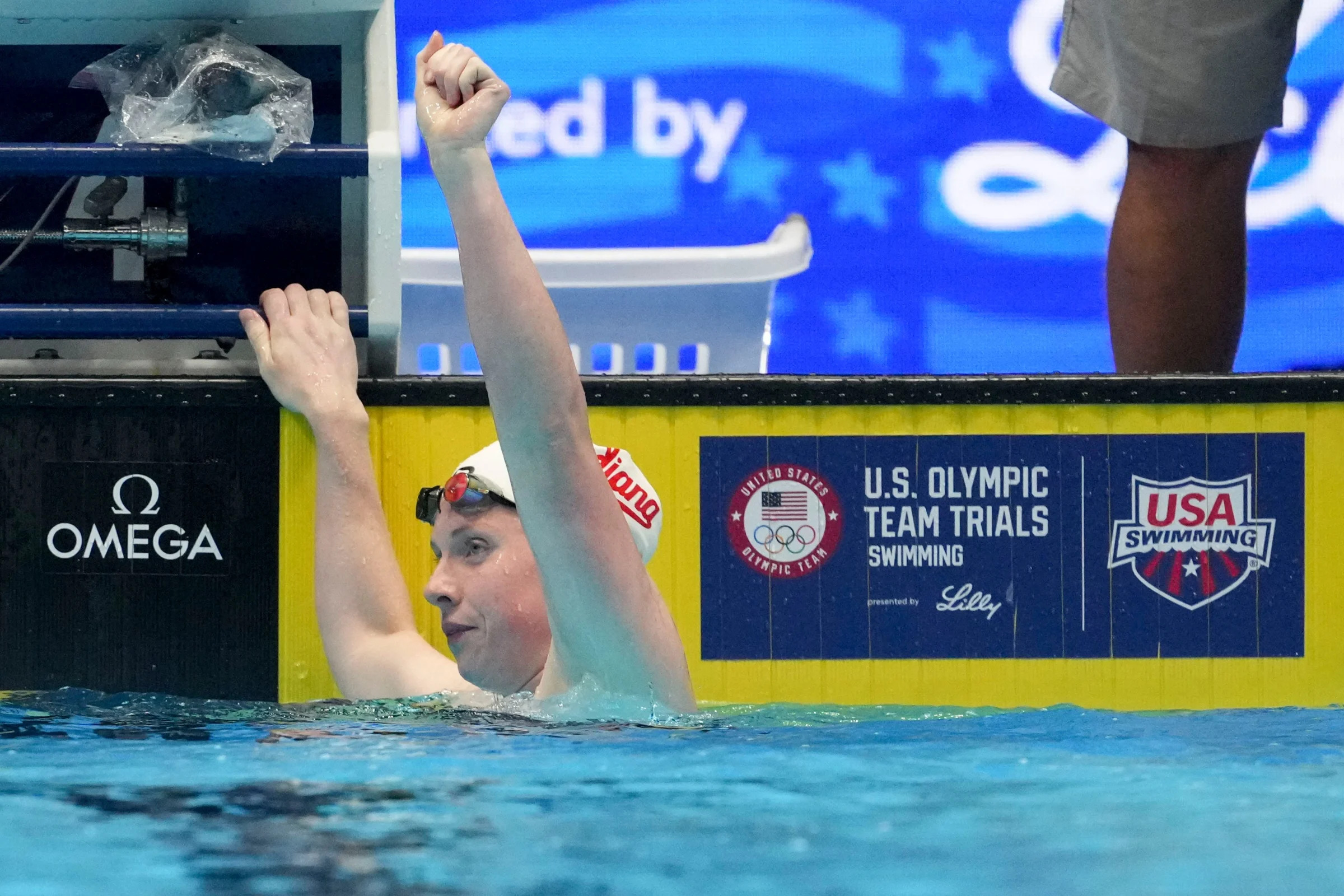 Lilly King saluda a la multitud después de competir en las semifinales de 100 metros braza el domingo 16 de junio de 2024, durante el segundo día de competencia de las pruebas de natación del equipo olímpico de EE.UU. UU. en el estadio Lucas Oil de Indianápolis.