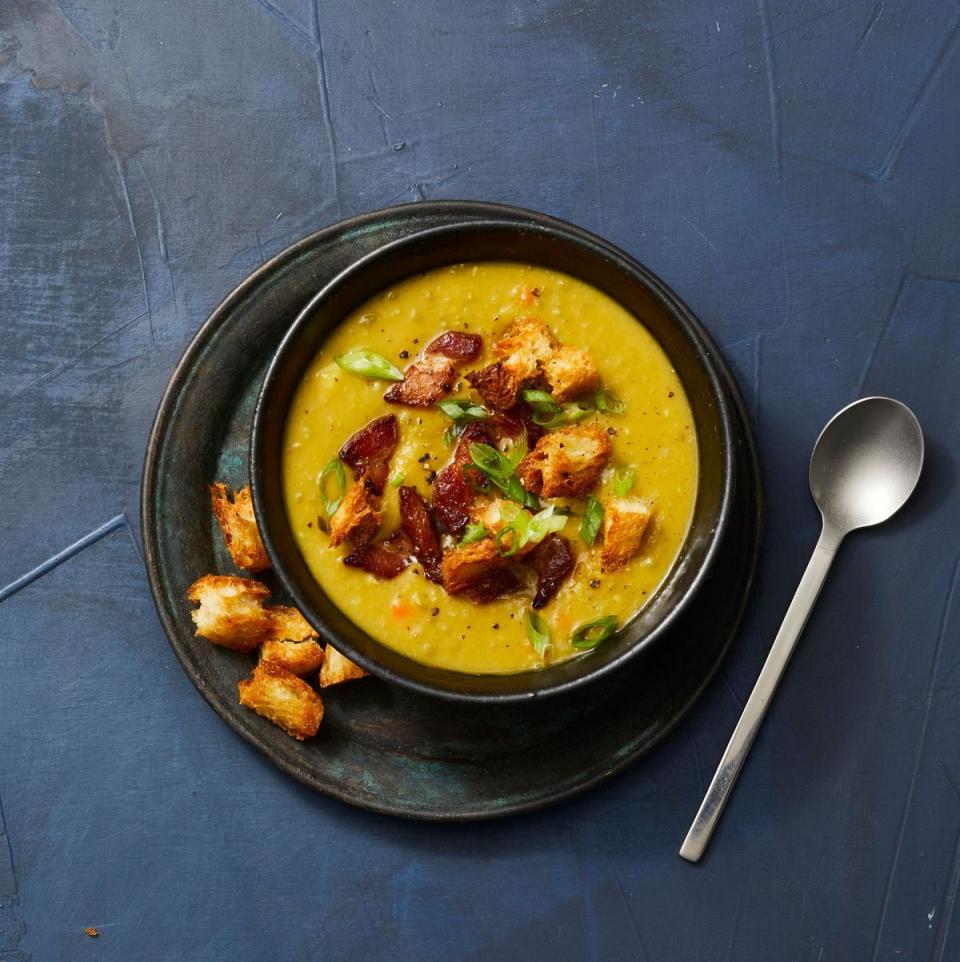 split pea soup with crispy bacon