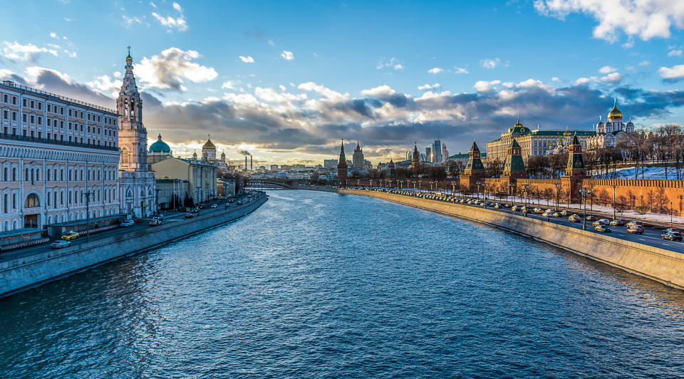 <p>Dirigez-vous vers la ville animée de Moscou, la ville à l’intérieur des terres la plus peuplée d’Europe, si vous appréciez l’architecture et l’histoire. Vieille de plus 800 ans, cette ville vous permettra de passer des jours, voire des semaines entières, à vous balader à travers ses petites rues bondées, ses grandes places, sans oublier ses musées et galeries qui reviennent en détails sur le passé très riche de la ville.<br> Beaucoup de gens considèrent qu’il s’agit d’une destination assez onéreuse, mais l’évolution du taux du rouble permet à Moscou d’être relativement abordable, surtout comparée à ses homologues occidentaux. <em>[Photo: Getty]</em> </p>