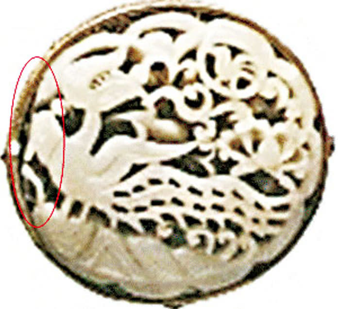 22荆恭王墓出土玉佩裁切處；有切割痕，推斷其原本亦為類似本件的雲朵形掩鬓。