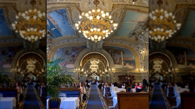 Le Train Bleu interior