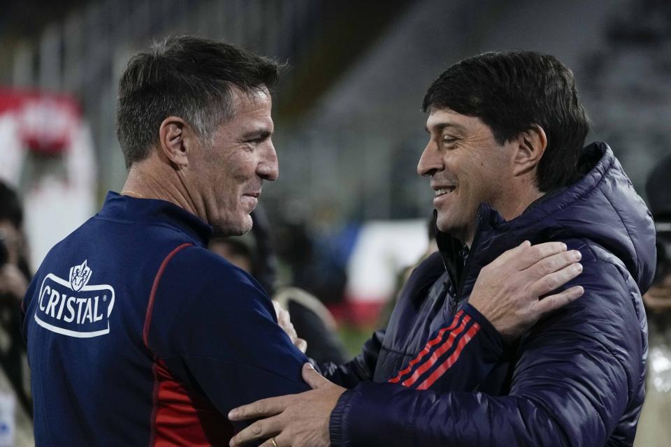 El técnico argentino de la selección de Chile, Eduardo Berizzo (izquierda), saluda a su colega y compatriota Daniel Garnero, de Paraguay, antes de un partido de la eliminatoria mundialista, el jueves 16 de noviembre de 2023 (AP Foto/Esteban Félix)