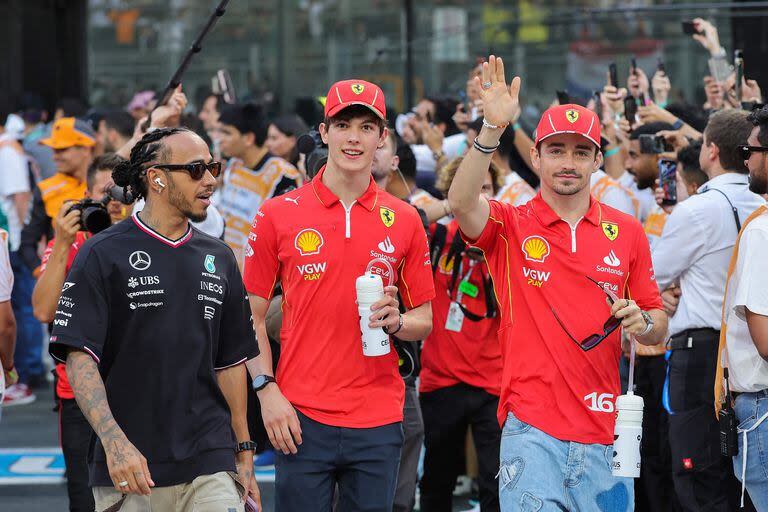 Lewis Hamilton (Mercedes) y Charles Leclerc (Ferrari), que serán los pilotos de Ferrari en 2025, flanquean a Bearman, actual reserva de la Scuderia y que recibió múltiples elogios de figuras de la Fórmula 1.