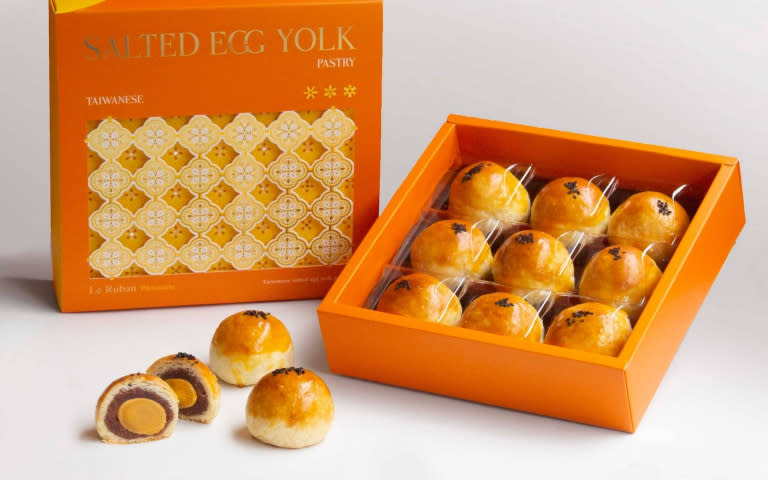 法朋烘焙甜點坊最具代表性的「經典蛋黃酥禮盒」，將於7/24起開始預購。（880元／9入，圖／法朋烘焙甜點坊提供）