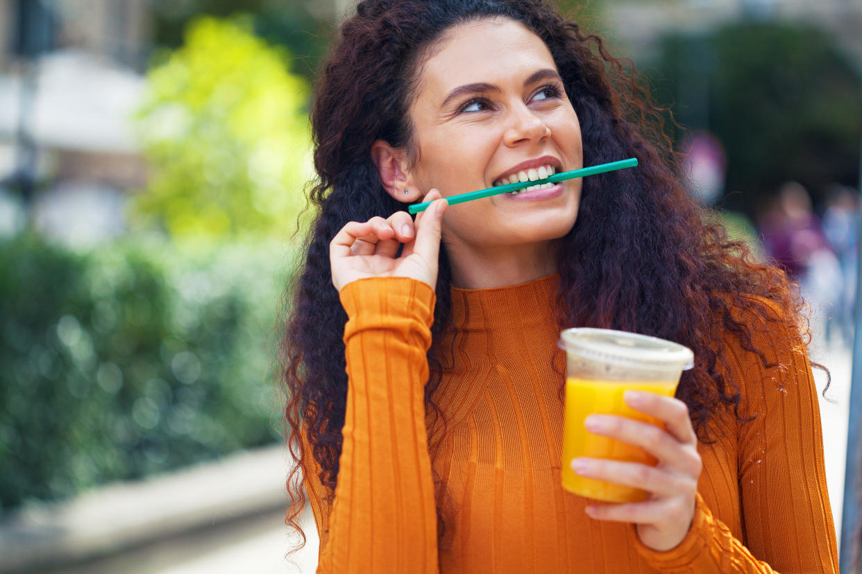 Aunque pensamos que el jugo de naranja puede ser una opción mucho más saludable que la soda para nuestros dientes, tomarlo con frecuencia puede ser perjudicial. (Getty Creative)