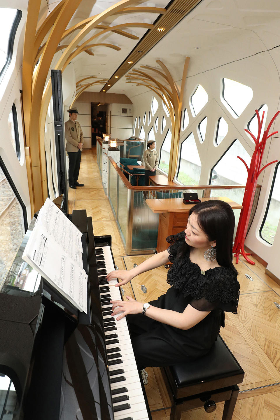 <p>Guests aboard the Shiki-shima will be entertained by a piano player in the lounge car. (Photo: STR/AFP/Getty Images) </p>