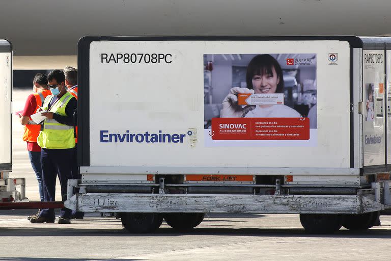 La llegada de una cargamento de vacunas Sinovac, al aeropuerto de Santiago, en febrero