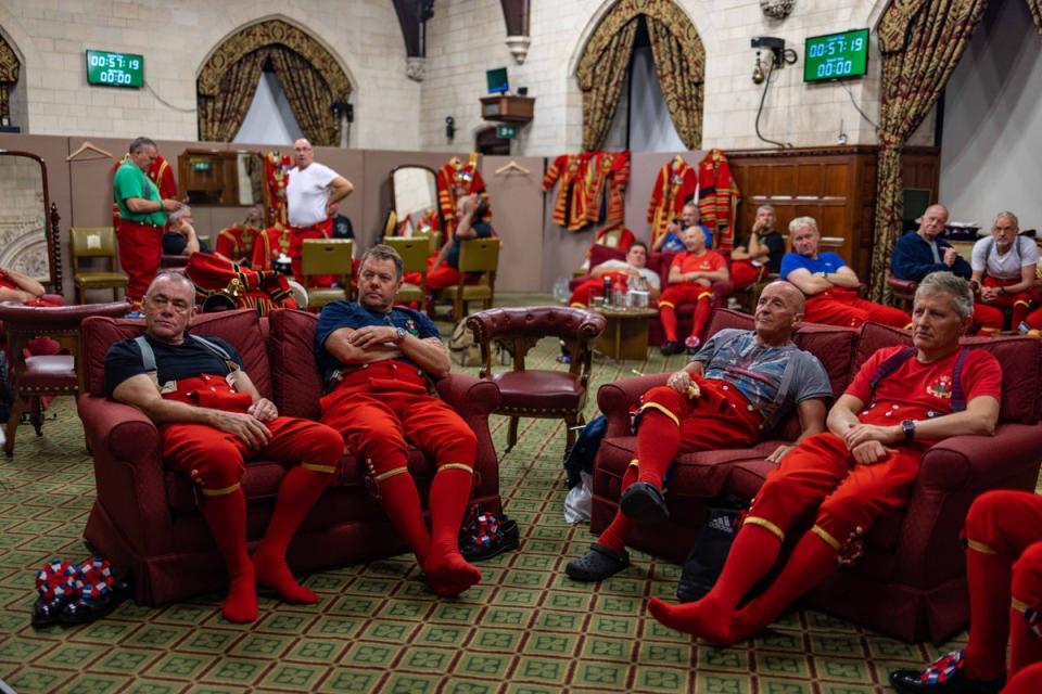 The Yeomen Warders take a break in between shifts standing guard over the deceased monarch (Ministry of Defence/ Twitter)
