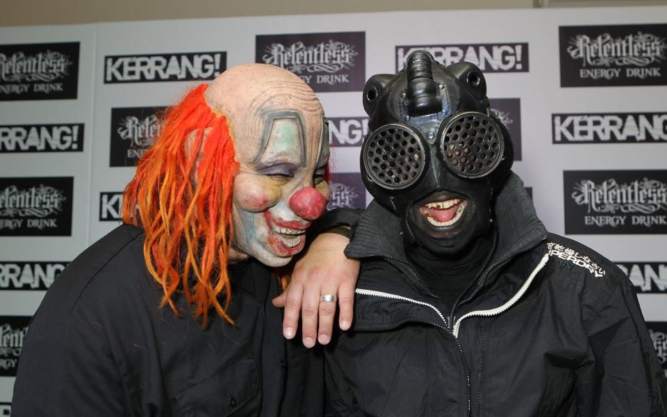 <p>Nicht nur bei Konzerten, sondern auch bei anderen öffentlichen Auftritten zogen Slipknot ihr Versteckspiel lange Zeit konsequent durch. Und um die Fans, die sogenannten "Maggots" (Maden), bei Laune zu halten, wurden die Maskierungen regelmäßig rundumerneuert. (Bild: 2013 Getty Images/Jo Hale)</p> 