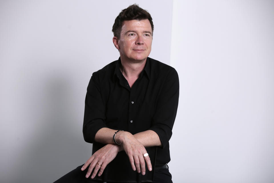 ARCHIVO - Rick Astley posa en Nueva York el 9 de agosto de 2016. Astley celebra el 35 aniversario de su álbum debut, “Whenever You Need Somebody”, con una edición especial que lanzará en mayo con el álbum remasterizado, además de lados B, remixes y versiones reinventadas de los sencillos originales. (Foto AP/Richard Drew, archivo)