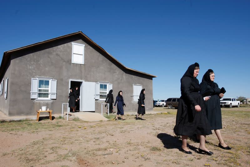 Mujeres salen de la iglesia después de asistir a la misa dominical en la comunidad menonita de Buenos Aires, Janos, Chihuahua, México