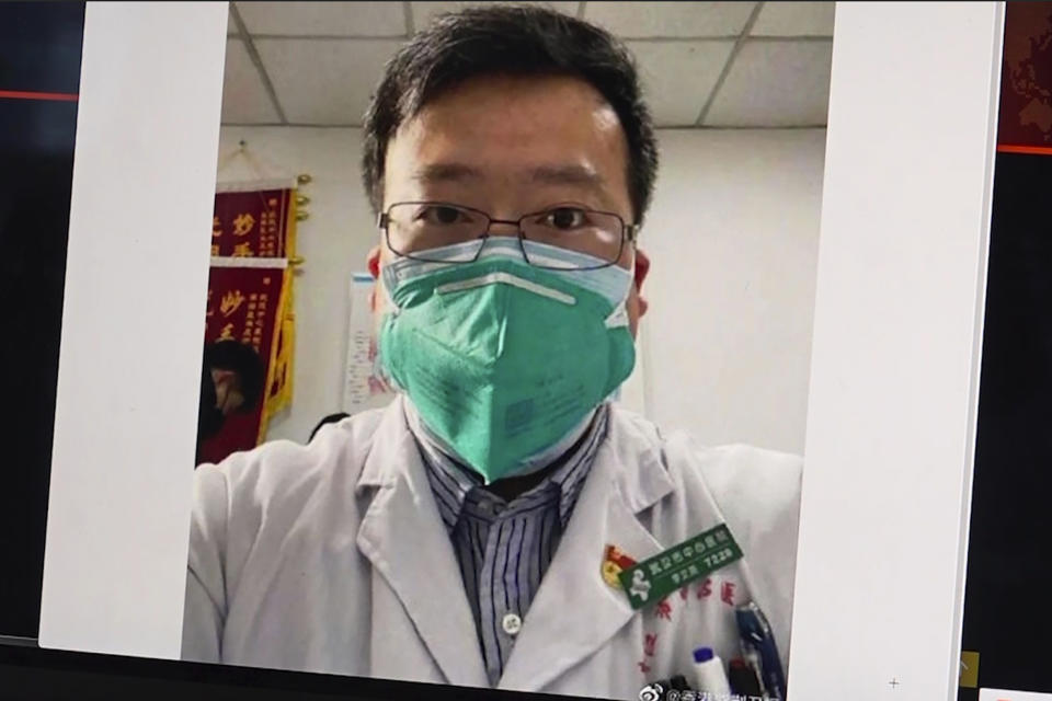 Foto del doctor Li Wenliang tomada de un selfie con video. El médico que tuvo problemas con las autoridades chinas por hablar sin tapujos sobre el coronavirus falleció a los 34 años, probablemente por haber contraido el virus. (AP Photo)