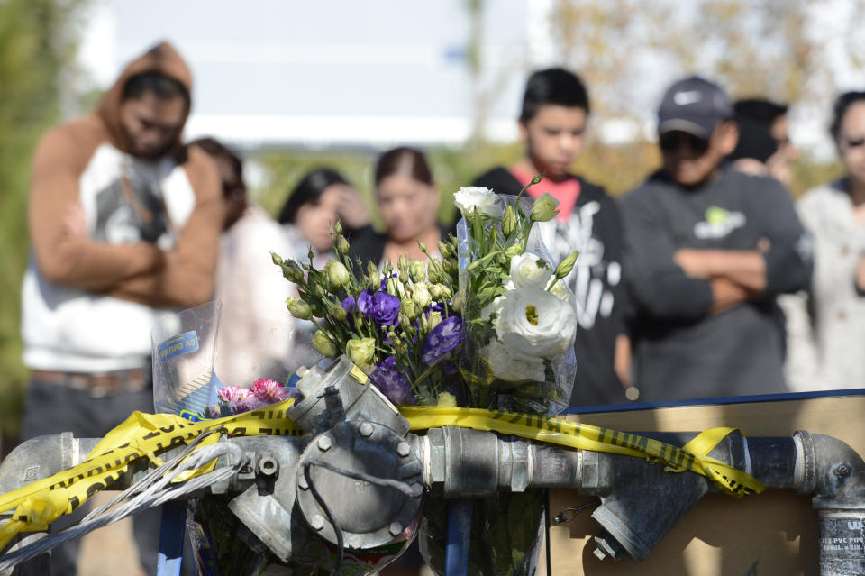 Fans se reúnen y ponen flores en el lugar del trágico accidente que apagó la vida de Paul Walker, 2013. REUTERS/Phil McCarten (UNITED STATES - Tags: ENTERTAINMENT OBITUARY)