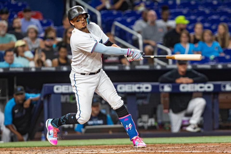 El torpedero de los Marlins Miguel Rojas batea en el cuarto inning del partido ante los Rojos de Cincinnati, celebrado el 1ro de agosto de 2022 en Miami.