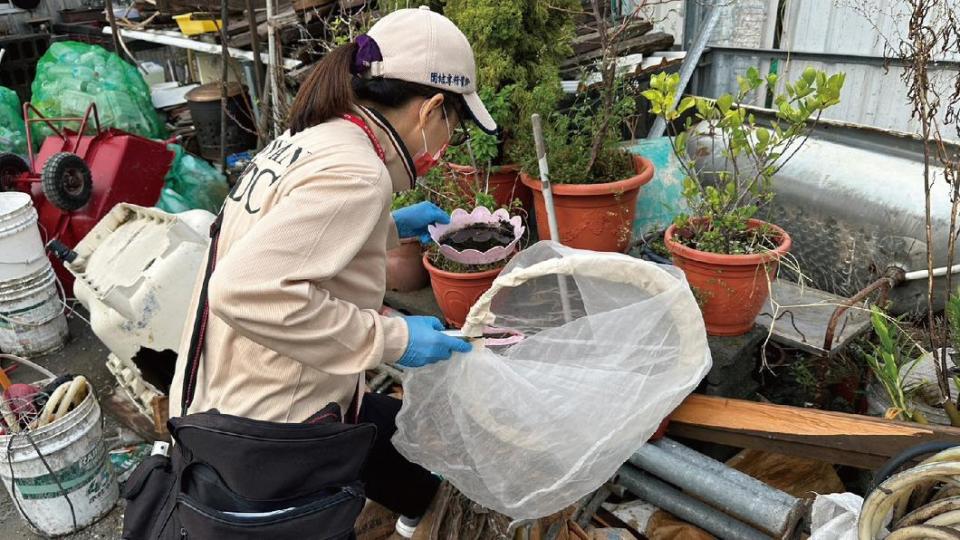 防疫人員檢查環境。（圖／疾管署提供）