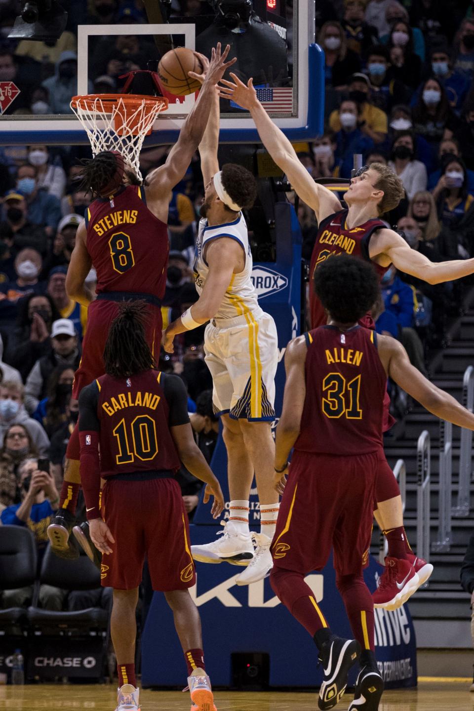 Golden State Warriors guard Klay Thompson, center, dunks as Cleveland Cavaliers forwards Lamar Stevens (8) and Lauri Markkanen, top right, defend during the first half of an NBA basketball game in San Francisco, Sunday, Jan. 9, 2022. (AP Photo/John Hefti)