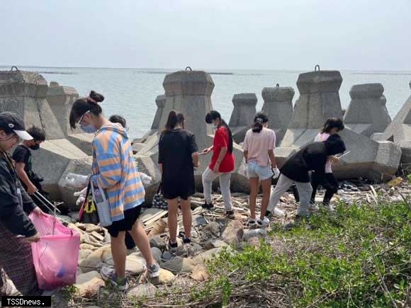 文光國小學生撿拾海漂垃圾。(記者劉春生攝)