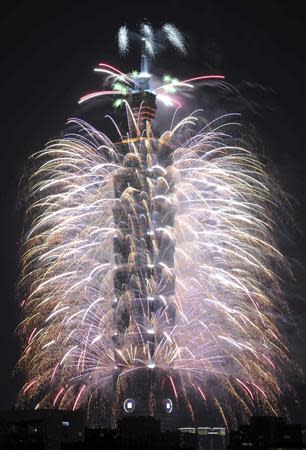 Fireworks explode from Taiwan's tallest skyscraper, the Taipei 101 during New Year celebrations in Taipei January 1, 2014. REUTERS/Edward Lau