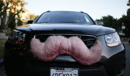 A driver with the ride-sharing service Lyft waits for a customer on a street in Santa Monica, California in this October 17, 2013, file photo. REUTERS/Lucy Nicholson/Files