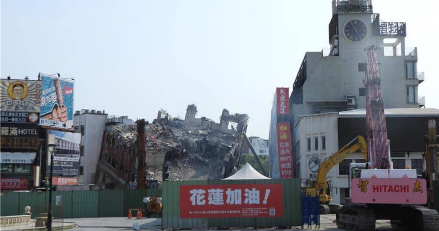 花蓮市天王星大樓3日因規模7.2強震倒塌。（圖／中國時報記者羅亦晽攝）