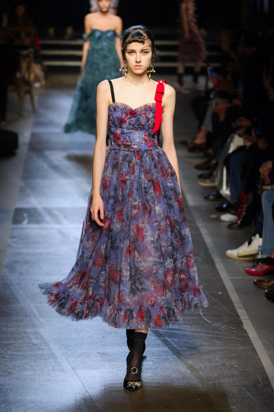 <p>Violettes und rotes geblümtes A-Linien-Kleid aus der Frühjahr/Sommer 18 Erdem Kollektion. (Bild: ImaxTree) </p>