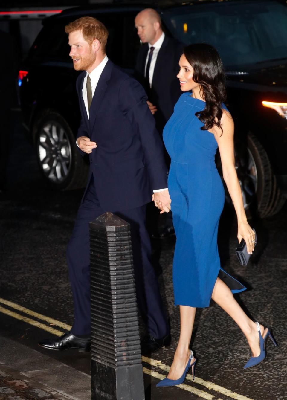 <p>La creación sin mangas de Jason Wu se aparta también de los <a rel="nofollow" href="https://es-us.vida-estilo.yahoo.com/el-minivestido-de-meghan-markle-que-rompio-el-protocolo-y-harry-canto-010313622.html" data-ylk="slk:estilos entallados;elm:context_link;itc:0;sec:content-canvas;outcm:mb_qualified_link;_E:mb_qualified_link;ct:story;" class="link  yahoo-link">estilos entallados</a> que gusta llevar la duquesa de Sussex. </p>