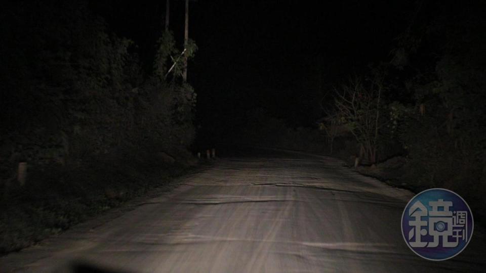 漆黑的道路不斷行駛，一直開到破曉，就抵達會曬。