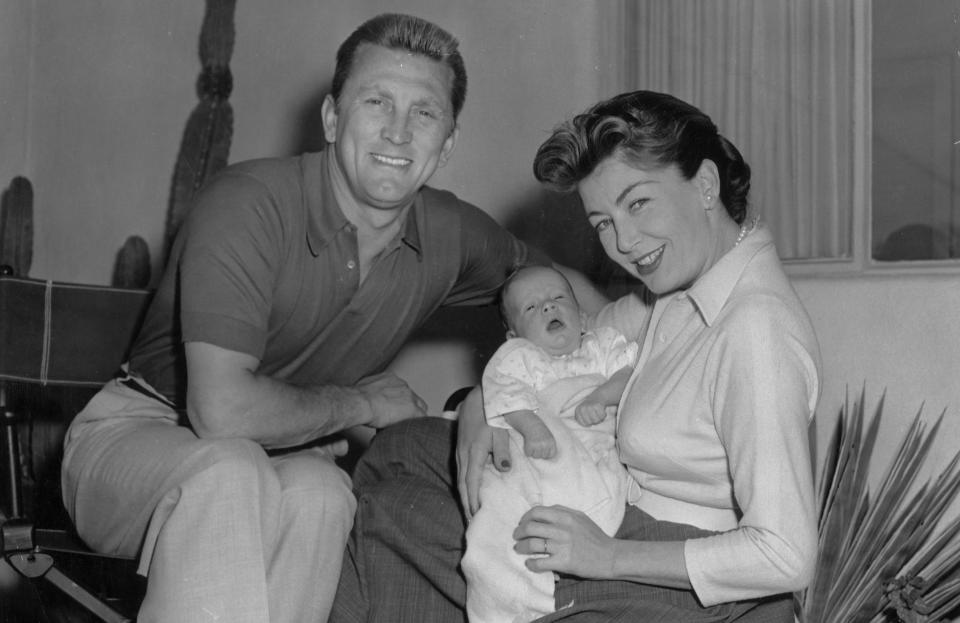 El legendario Kirk Douglas ha fallecido el 5 de febrero de 2020 a los 103 años. Además de una carrera estelar, que incluye títulos como 'Espartaco' (1960) o 'Senderos de gloria' (1957), el actor fue un dedicado padre de familia. En la imagen posa junto a su mujer Anne Buydens y su hijo Peter. (Foto: Keystone / Getty Images)