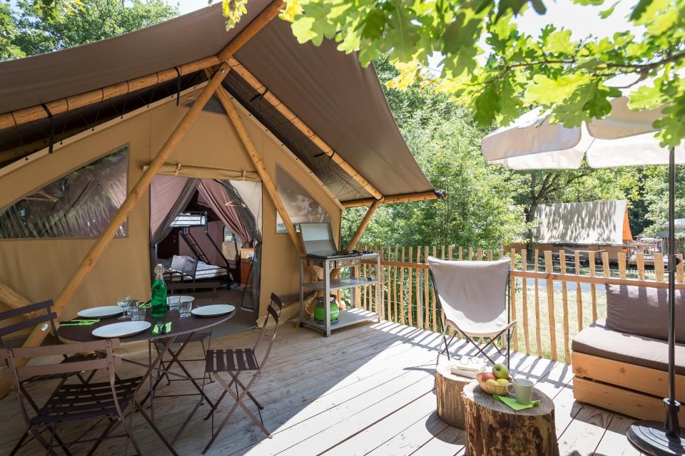 Details of amenities at Huttopia's tented platform glamping experience