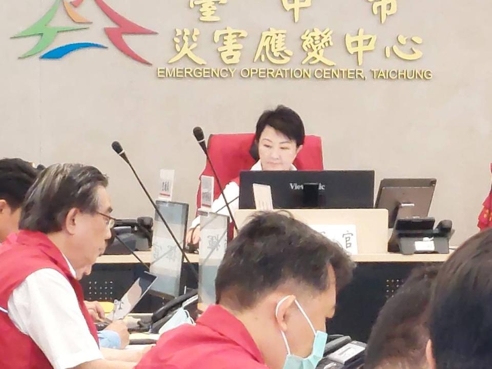 台中颱風假可能無望，市長盧秀燕說，很多人期待，但氣象預報有風雨，要達停班停課標準，恐不樂觀。（圖：寇世菁攝）