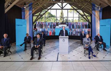 Empresarios y sindicalistas, junto a Alberto Fernández, durante el acto por la Independencia