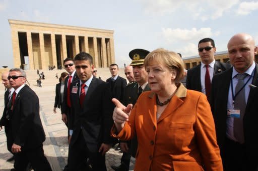 Kanzlerin Merkel ist in Ankara mit dem türkischen Ministerpräsidenten Erdogan zusammen getroffen. Die Türkei will in den Gesprächen Berichten zufolge die Zulassung doppelter Staatsbürgerschaften in Deutschland fordern