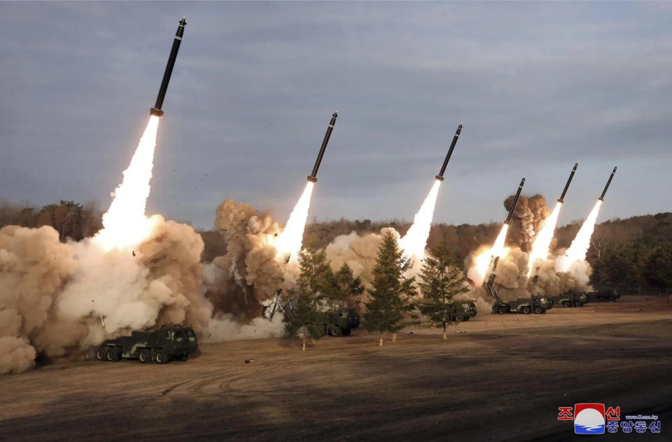 <strong>北韓同時發射6枚「超大型發射炮（多管火箭炮）」，場面驚人。（圖／美聯社）</strong>
