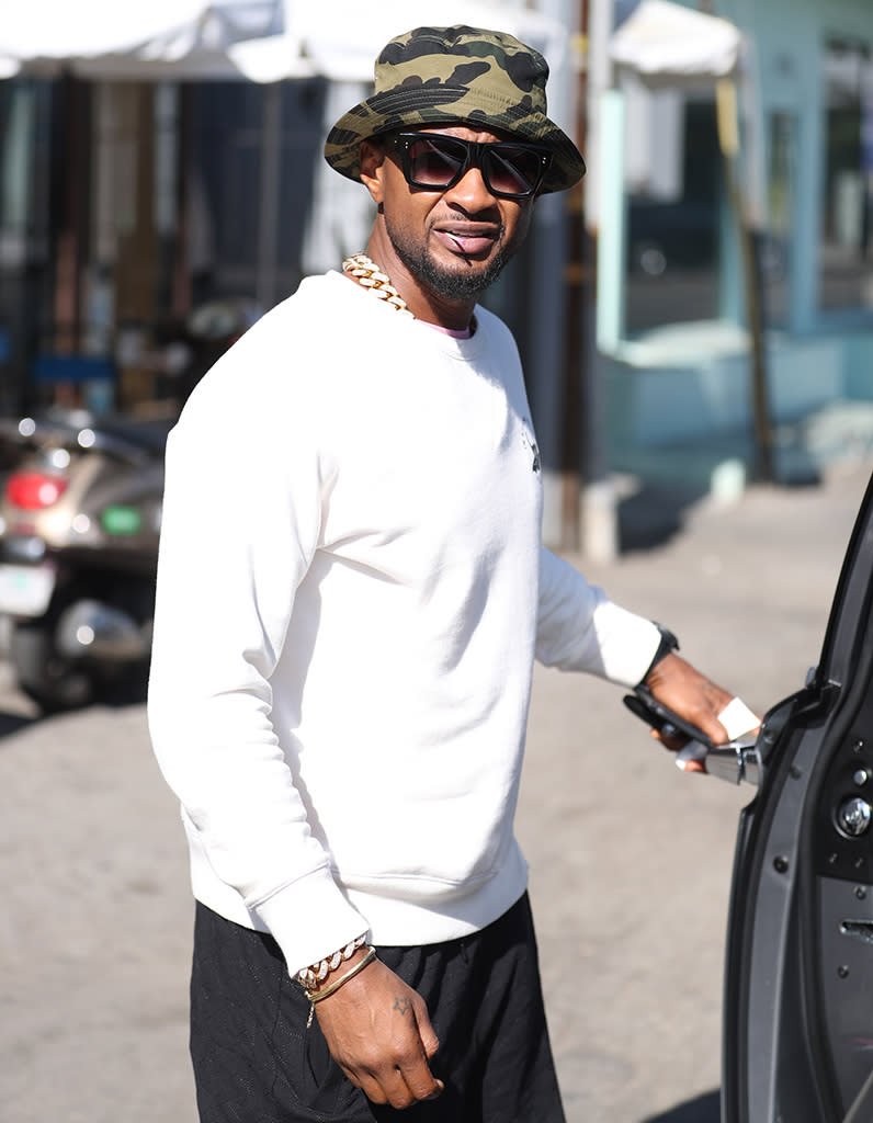 Usher steps out for lunch in West Hollywood on Aug. 11 amid his alleged herpes lawsuits scandal. (Photo: Splash News)