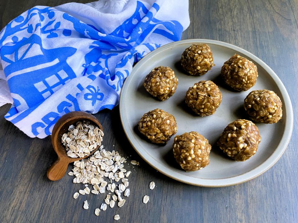 Feed me anything with peanut butter and oats and I'll be a happy camper. These chewy granola balls, if you will, are a combo of these two ingredients at their best.