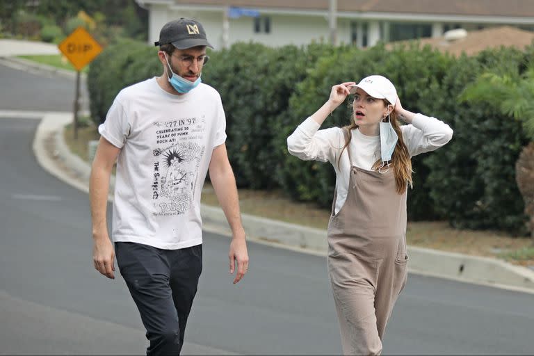 Emma Stone y su prometido, Dave McCary, fueron fotografiados en Los Ángeles y, además de los rumores de boda secreta, se sumó la de un posible embarazo de la actriz ganadora del Oscar