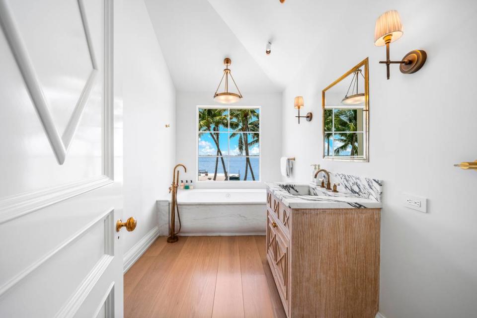 El arquitecto Russell Pancoast diseñó la casa y la construyó en 1936. Arriba: Un baño con vistas a la Bahía de Biscayne.
