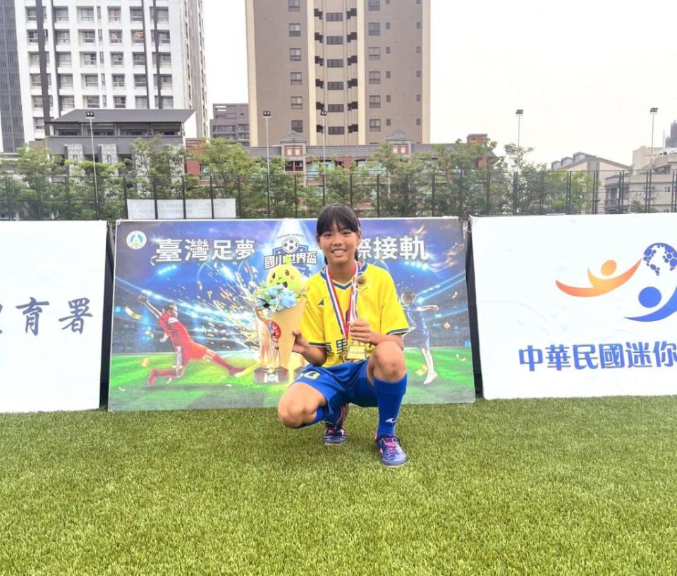 東里國小潘禹彤同學獲得國小足球世界盃冠軍和金球獎。(展望會東區辦事處提供)
