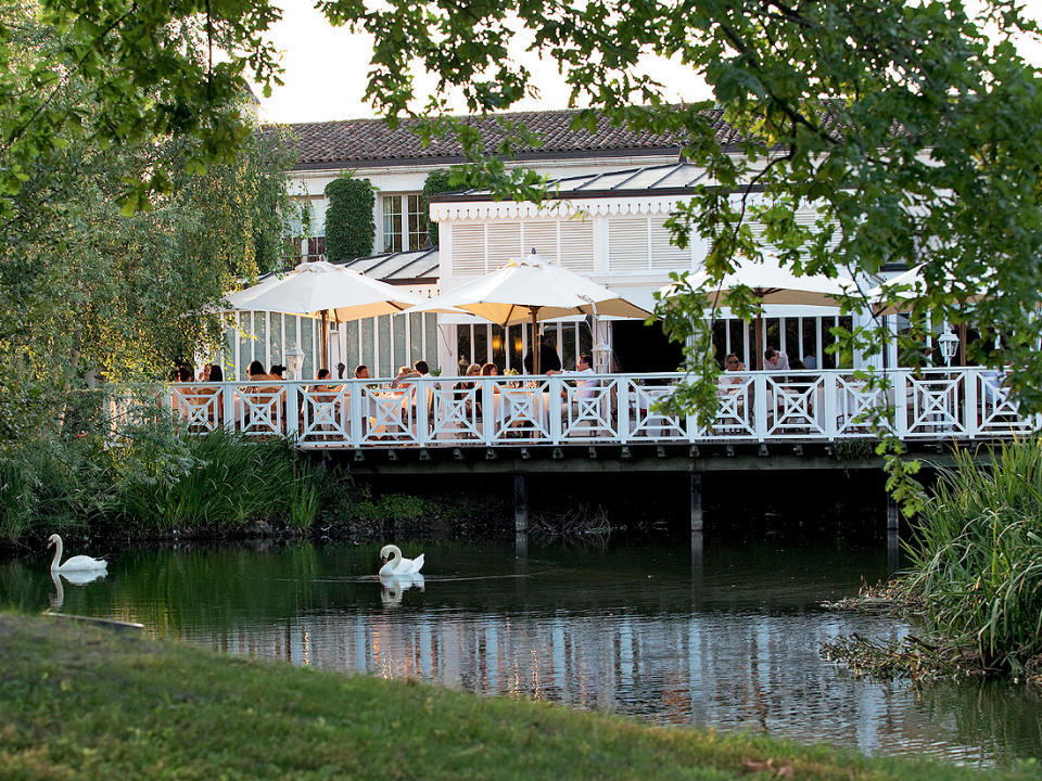 <p>Entre le spa et l’hôtel 5 étoiles sis au cœur des vignes, on prend une bouffée d’air frais au domaine des Sources de Caudalie. En cuisine, c’est le chef doublement étoilé Nicolas Masse qui opère dans une ancienne orangerie des plus ravissantes. On profite de sa cuisine lumineuse sur la terrasse surplombant le lac et on suit les conseils du chef sommelier Aurélien Farouil.</p><p> <b>05 57 83 83 83</b><br> <b>Les Sources de Caudalie</b><br> <b>Chemin de Smith Haut Lafitte</b><br> <b>33650 Bordeaux-Martillac</b><br><b>Plus d'infos sur <a href="https://www.sources-caudalie.com/la-grand-vigne-restaurant-etoile/" rel="nofollow noopener" target="_blank" data-ylk="slk:Les sources de Caudalie;elm:context_link;itc:0;sec:content-canvas" class="link ">Les sources de Caudalie</a></b></p><br>