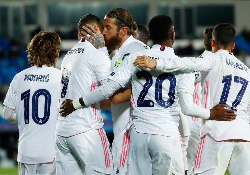 Karim Benzema celebra con Sergio Ramos y sus compañeros tras anotar el primer gol en la victoria del Real Madrid sobre Atalanta por los octavos de final de la Liga de Campeones, en el estadio Alfredo Di Stéfano, en Madrid, España