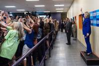 Esta imagen de Barbara Kinney, fotógrafa oficial de la campaña de Hillary Clinton, se ha hecho viral en las redes sociales. Una fotografía divertida en la que se ve a decenas de seguidores de la candidata demócrata haciéndose un ‘selfie’, todos al mismo tiempo, tratando de capturar la imagen de Clinton detrás de ellos. 