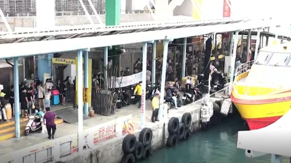 碼頭擠滿回本島的民眾。（圖／民眾提供）