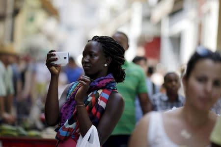 A U.S. visitor takes a selfie in Havana March 16, 2016. REUTERS/Ueslei Marcelino