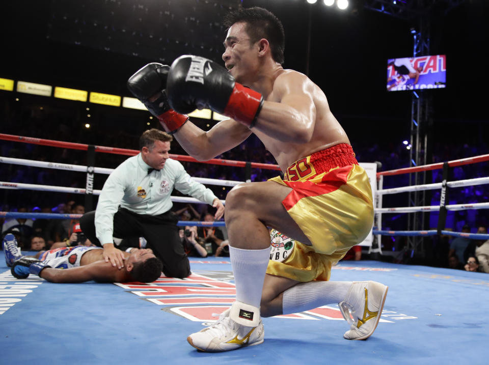 Srisaket Sor Rungvisai, of Thailand, celebrates after knocking out Roman Gonzalez of Nicaragua, during the fourth round of their WBC super flyweight championship boxing match Saturday, Sept. 9, 2017, in Carson, Calif. (AP)